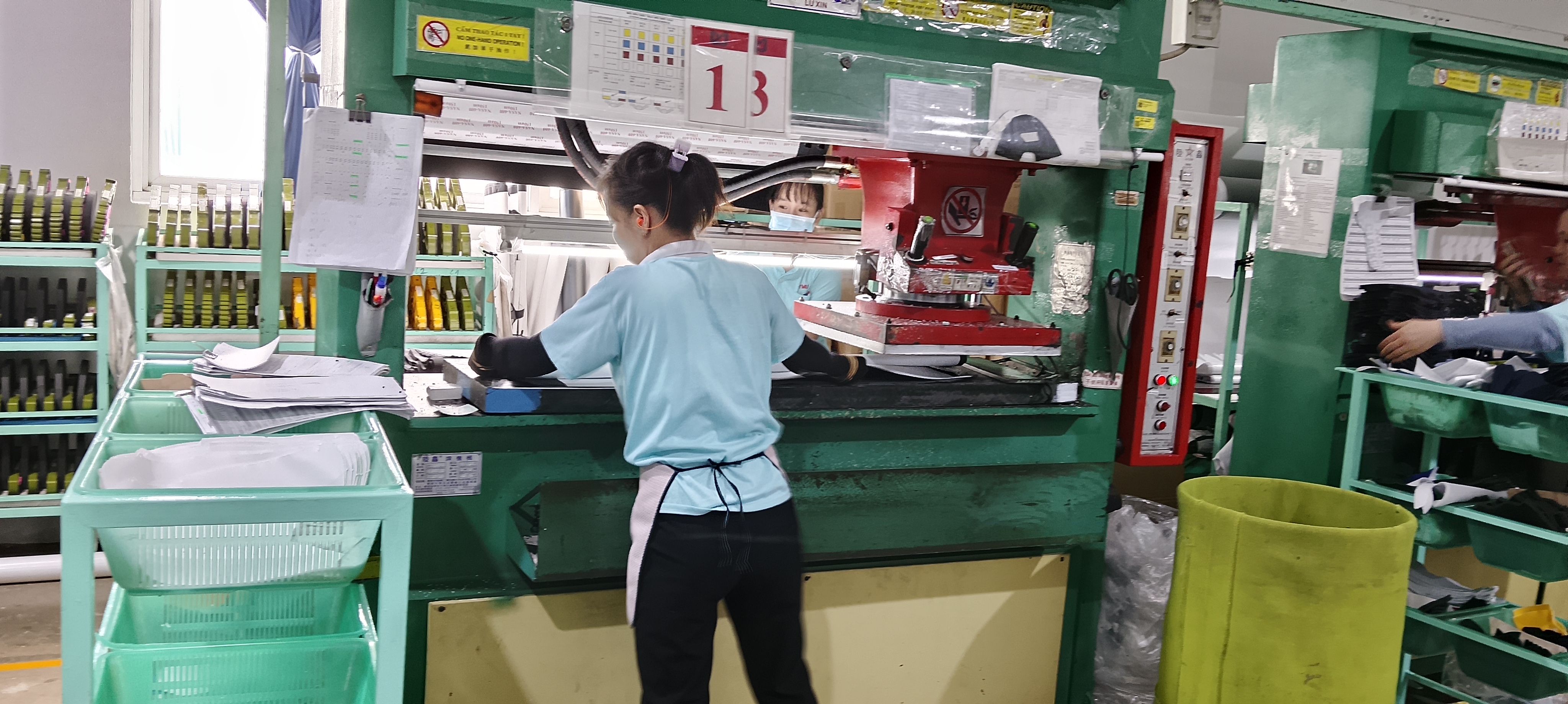 Máy chặt trong nhà máy d&ecirc;̣t may