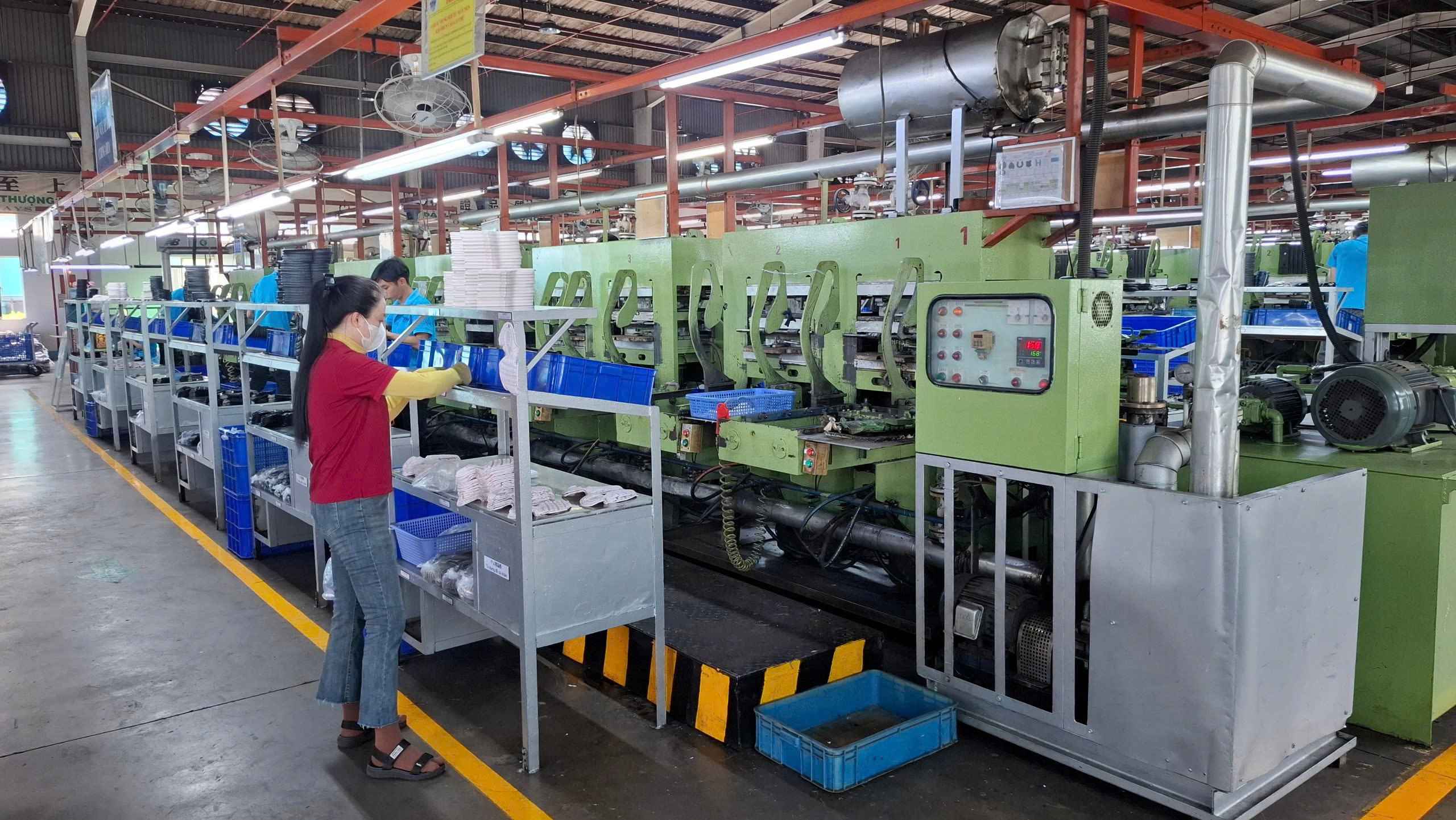 Cảm ứng trong nghành nhựa và nghành gi&acirc;̀y dép